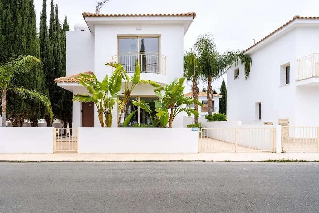 Sunscape 3-Bedroom Villa And Pool In Protaras