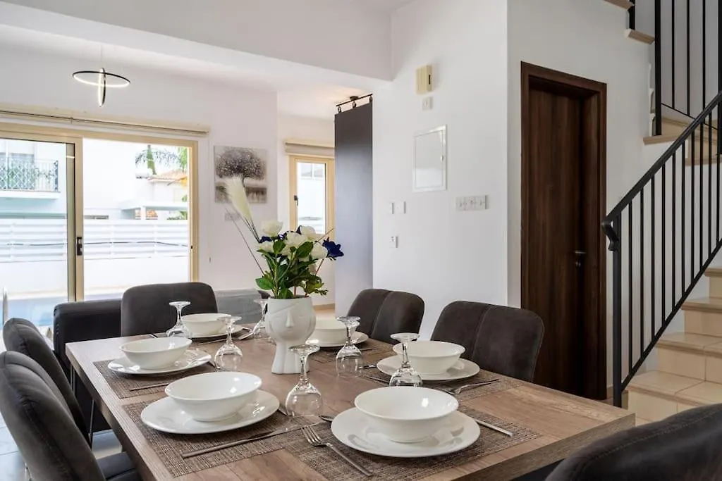 Sunscape 3-Bedroom Villa And Pool In Protaras
